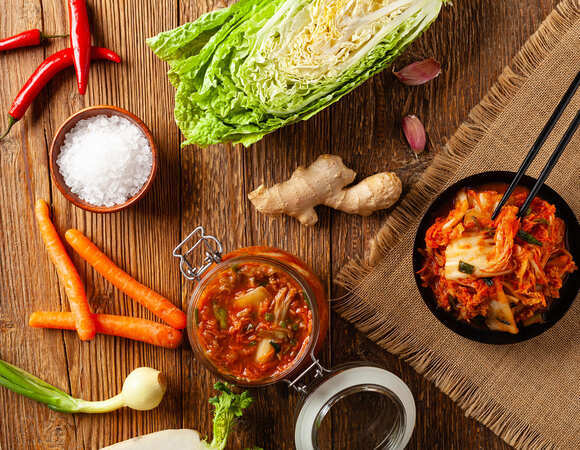 Кимчи в тренде: как шефы готовят капусту, ананасы и даже картофель фри в корейском стиле