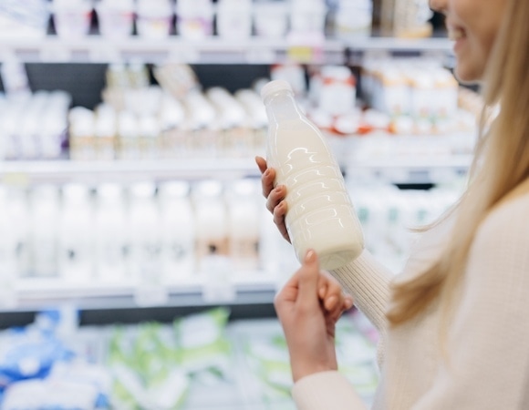 Опасно для печени: врач объяснила, чем лучше заменить жирное молоко 