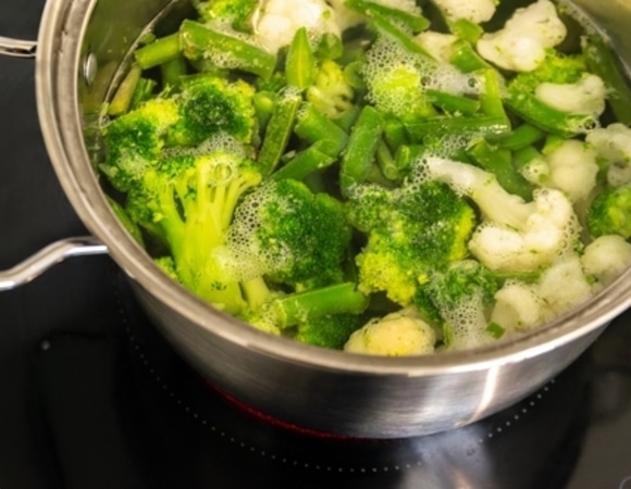 "Минимизировать потери": почему варка — не самый полезный способ приготовления еды