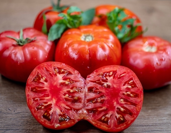 Проще сразу выкинуть: шеф-повар озвучил ошибку, которую совершают с помидорами из холодильника