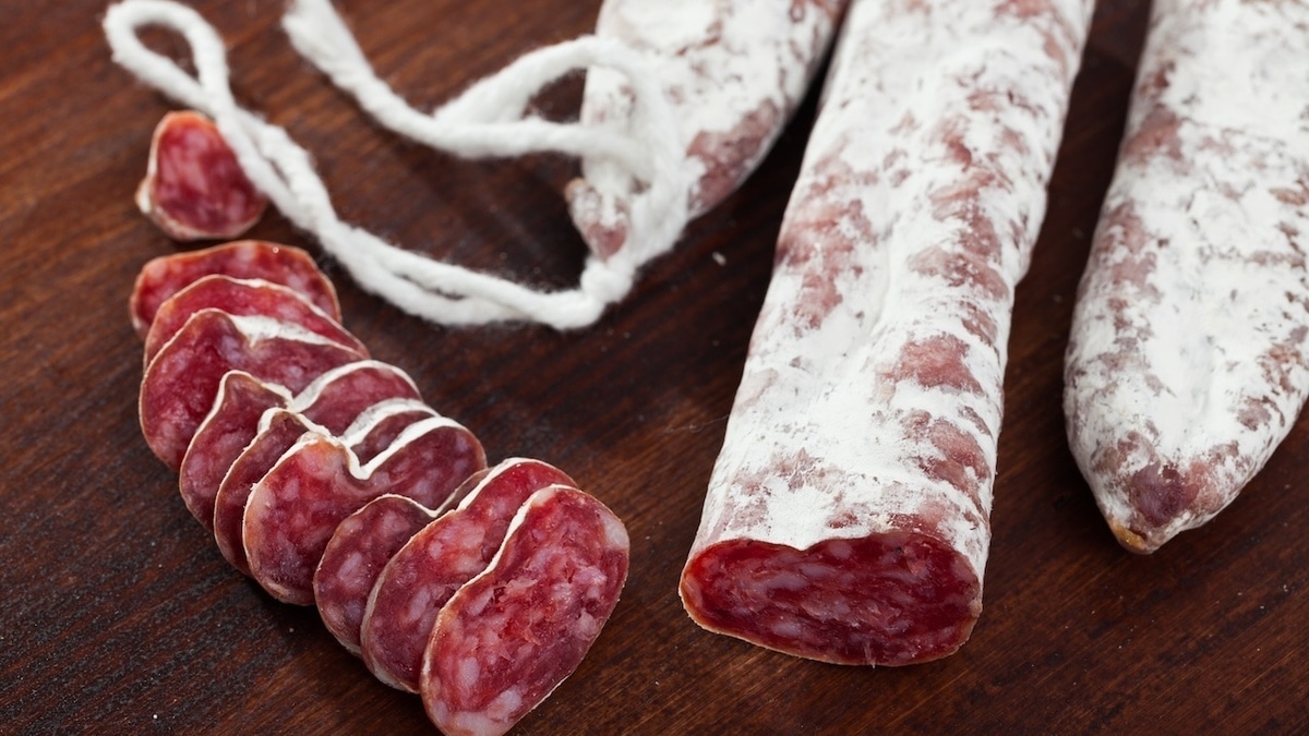 Да, это плесень: нужно ли счищать белый слой с деликатесной колбасы?