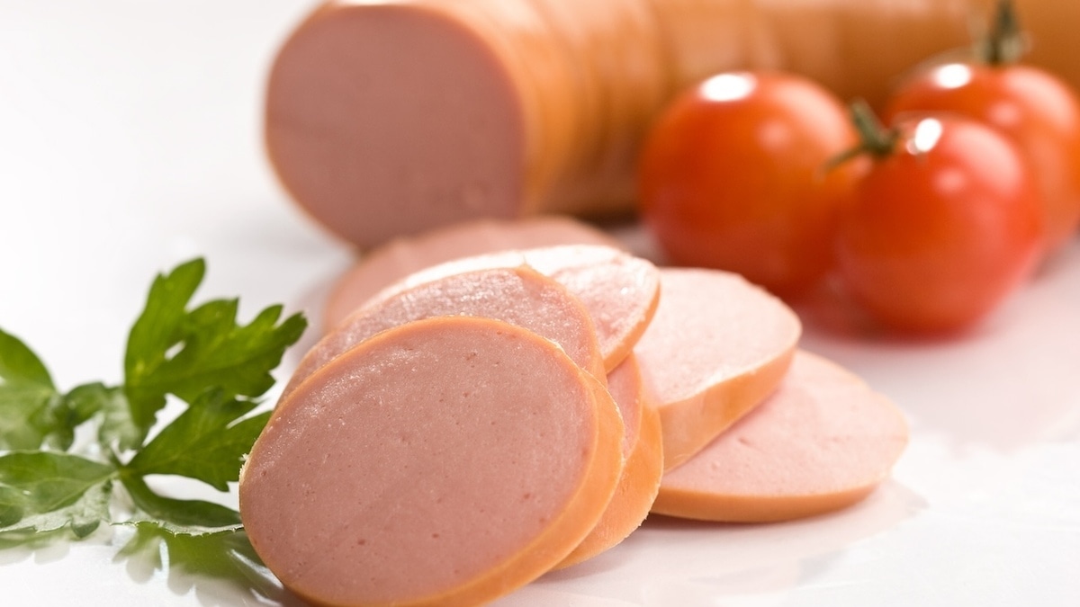 Опасности скрыты в колбасе и фастфуде: каких добавок следует избегать?