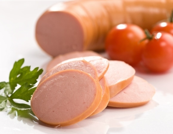 Опасности скрыты в колбасе и фастфуде: каких добавок следует избегать?