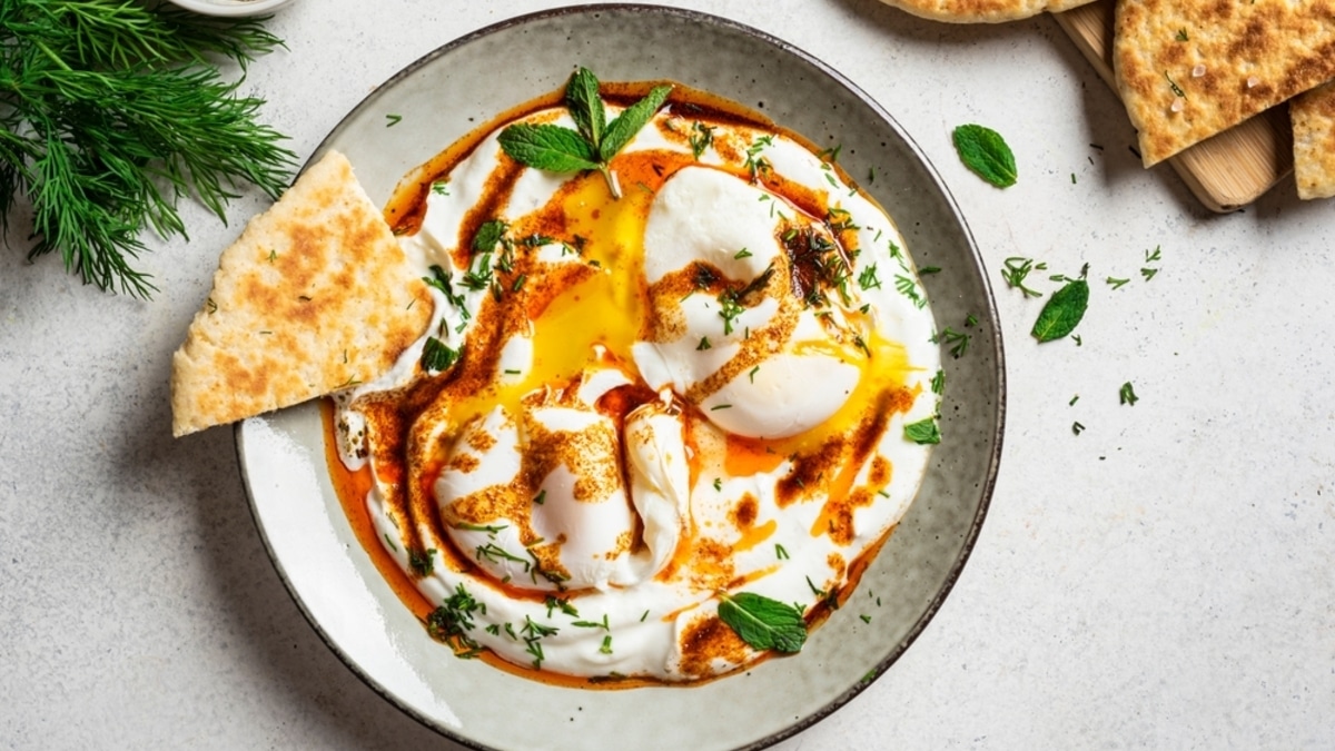 Яйца по-турецки: как за 15 минут превратить завтрак на вашей тарелке в османское наследие 