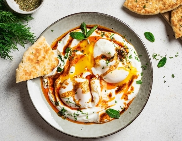 Яйца по-турецки: как за 15 минут превратить завтрак на вашей тарелке в османское наследие