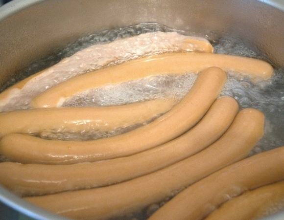 Вечный спор на кухне: нужно ли на самом деле варить сосиски?