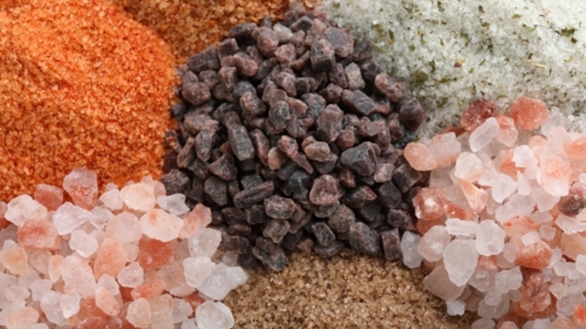 Черные крупинки в соли — можно ли использовать такой продукт?