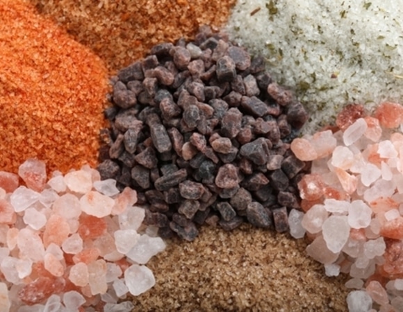 Черные крупинки в соли — можно ли использовать такой продукт?