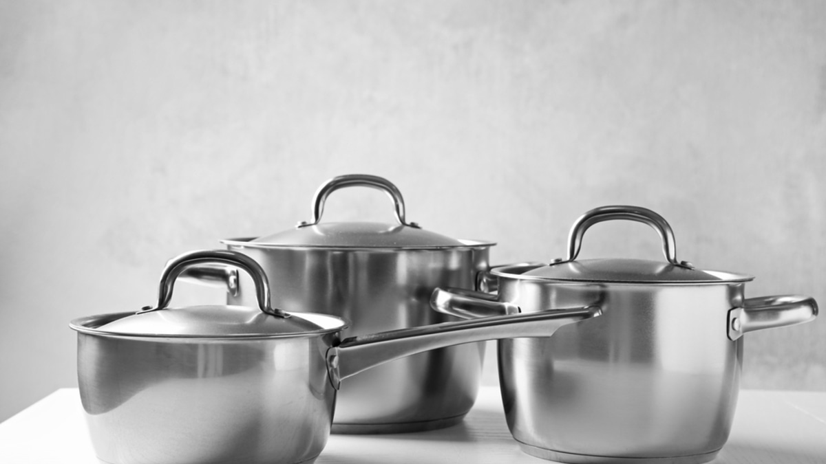 "Такую посуду использовать нельзя": когда пора попрощаться со старыми кастрюлями?