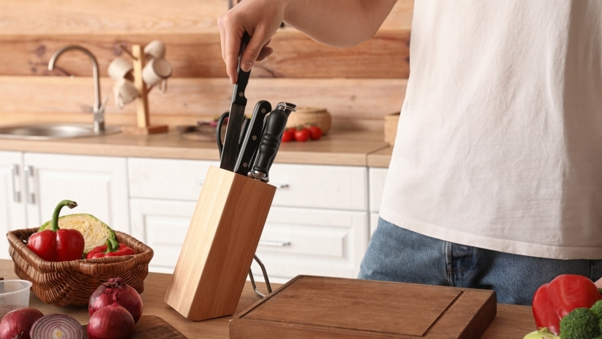 "Условия для размножения микроорганизмов": почему хранить ножи в подставке — плохая идея?