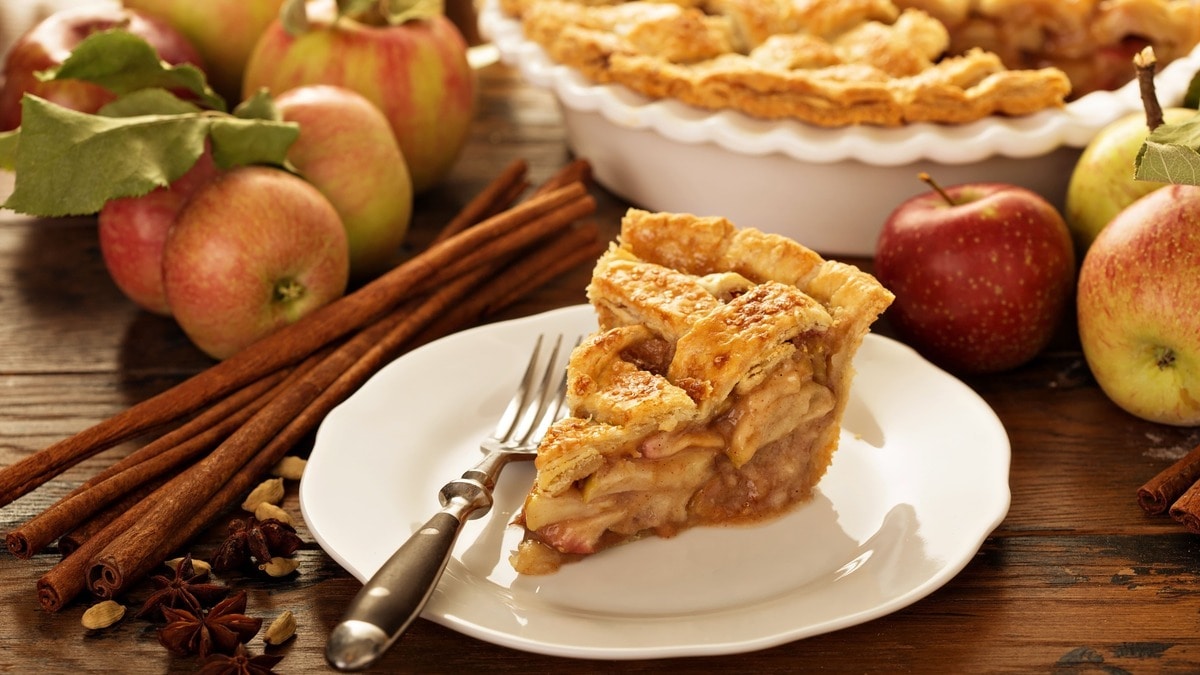 Как сделать выпечку с яблоками еще вкуснее, что приготовить из почерневших бананов — и другие кулинарные лайфхаки от кондитера