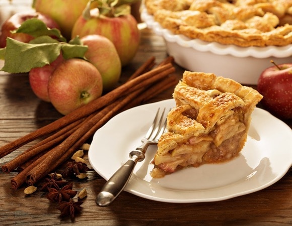 Как сделать выпечку с яблоками еще вкуснее, что приготовить из почерневших бананов — и другие кулинарные лайфхаки от кондитера