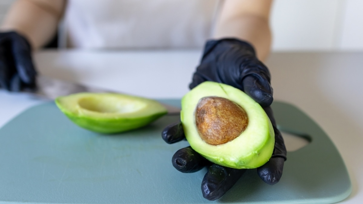 Как правильно хранить авокадо, чтобы оно не темнело и не покрывалось пятнами?