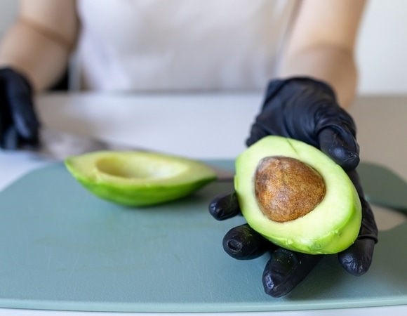 Как правильно хранить авокадо, чтобы оно не темнело и не покрывалось пятнами?