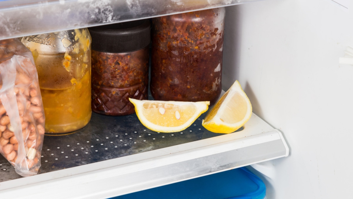 Cвежесть холодильнику обеспечена: простой лайфхак с лимоном