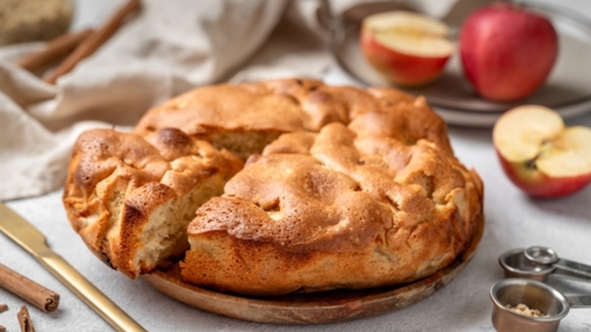 "Мамина подруга научила": сделайте это с яблоками, и не узнаете шарлотку!