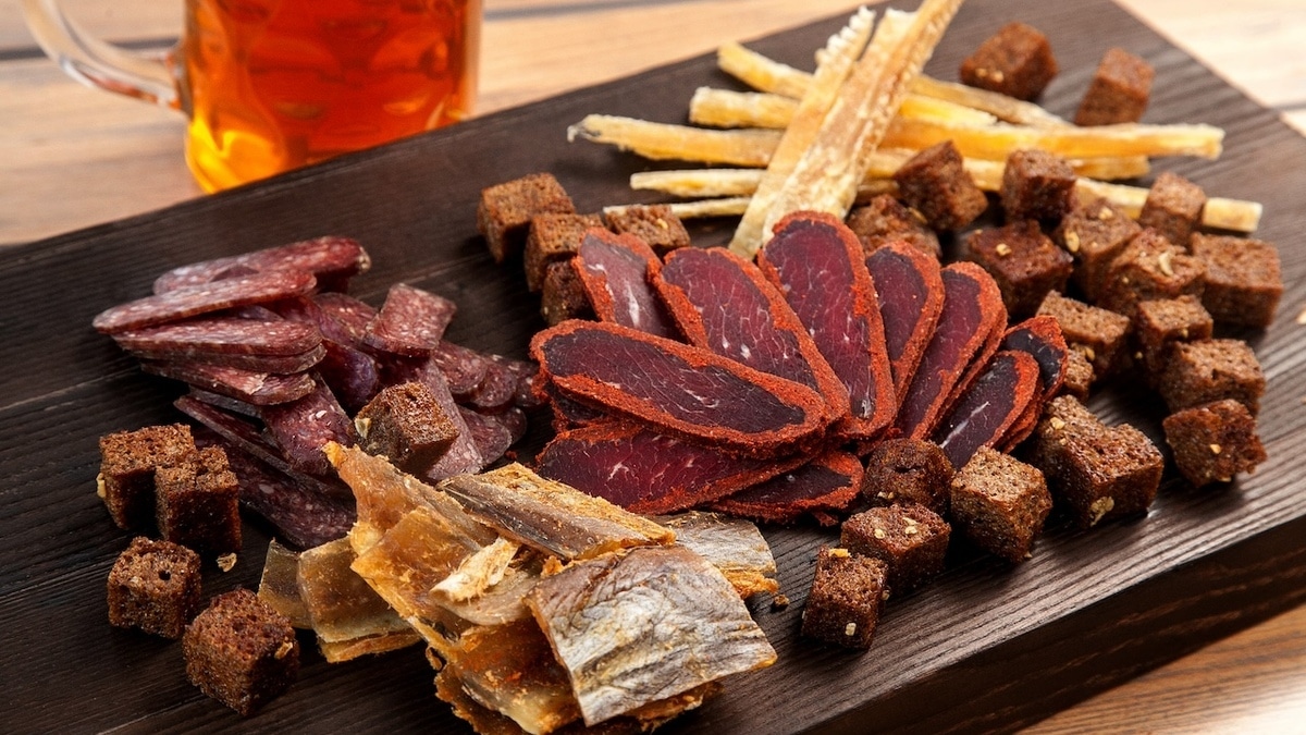 Хуже "пенного": вычислили самую вредную закуску к пиву 