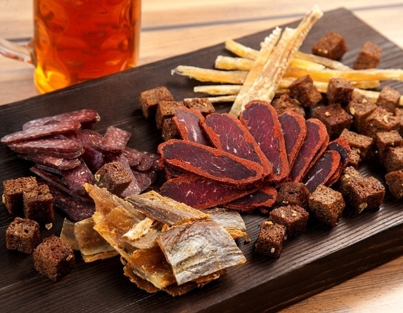 Хуже "пенного": вычислили самую вредную закуску к пиву 