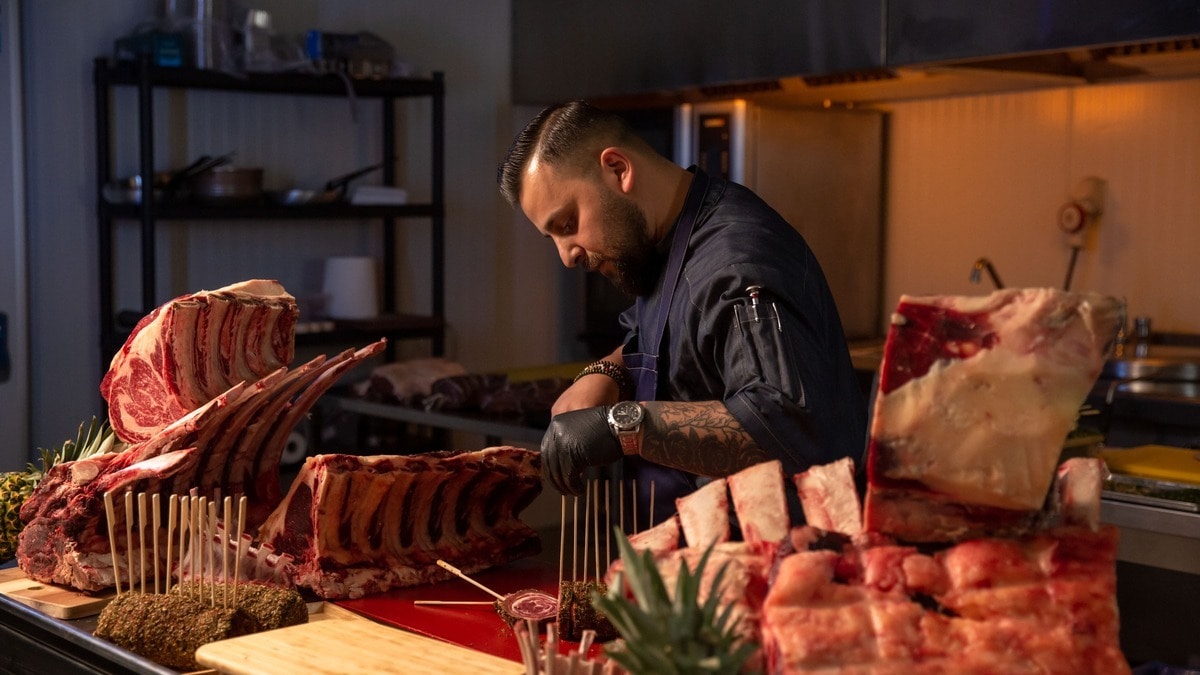 Сырое мясо — это не страшно: шеф-мясник рассказал о безопасности и приготовлении Сырое мясо — это не страшно: шеф-мясник рассказал о безопасности и приготовлении