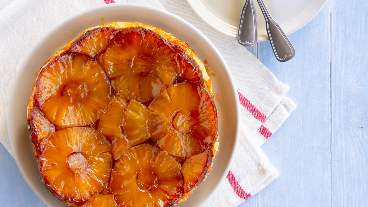 Хрустит не хуже безе: ананасовый тарт татен с карамельной корочкой
