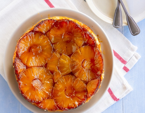 Хрустит не хуже безе: ананасовый тарт татен с карамельной корочкой