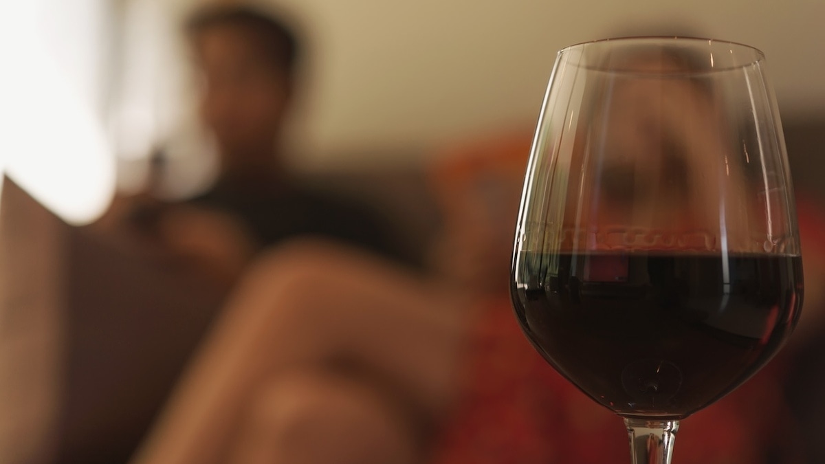 "Больше спали, меньше тревожились": доктор высказалась о продлении жизни с помощью алкоголя