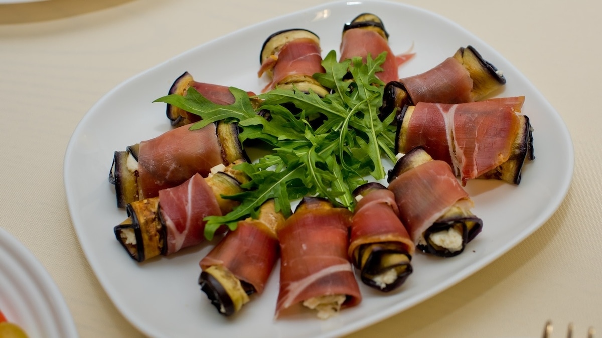 Юлия Высоцкая подает рулетики из баклажанов так — полезнее и изысканнее обычных 