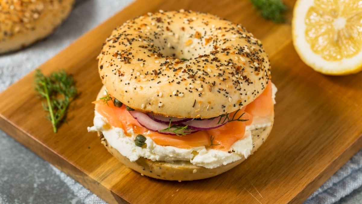 Вместо бутербродов на завтрак: как приготовить бейглы + 5 идей универсальных начинок
