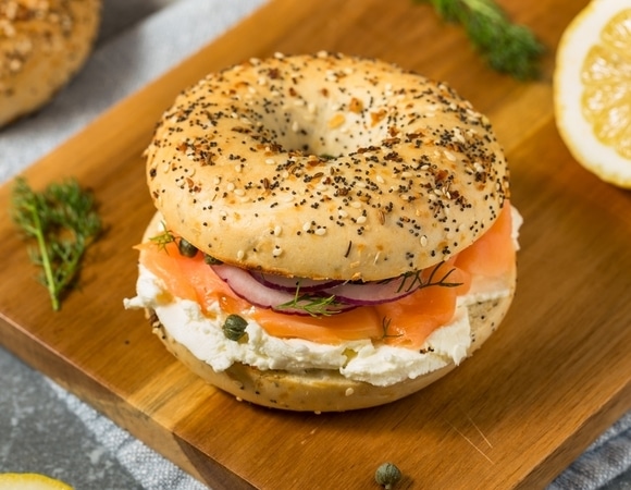 Вместо бутербродов на завтрак: как приготовить бейглы + 5 идей универсальных начинок