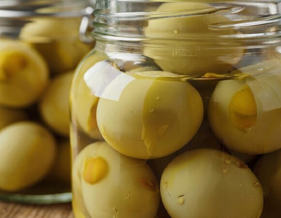 Маринуем не только огурцы: эта оригинальная закуска из яиц добавит экзотики столу