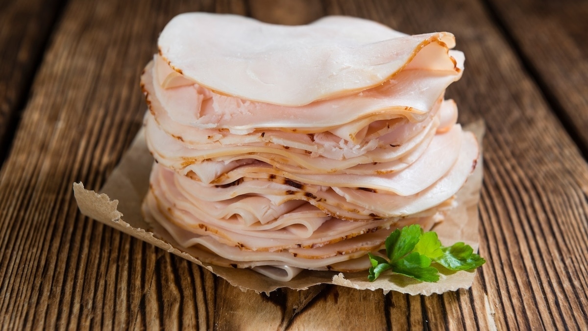 "Самое вкусное сочетание": шеф-повар назвал незаменимые специи для домашней ветчины из курицы