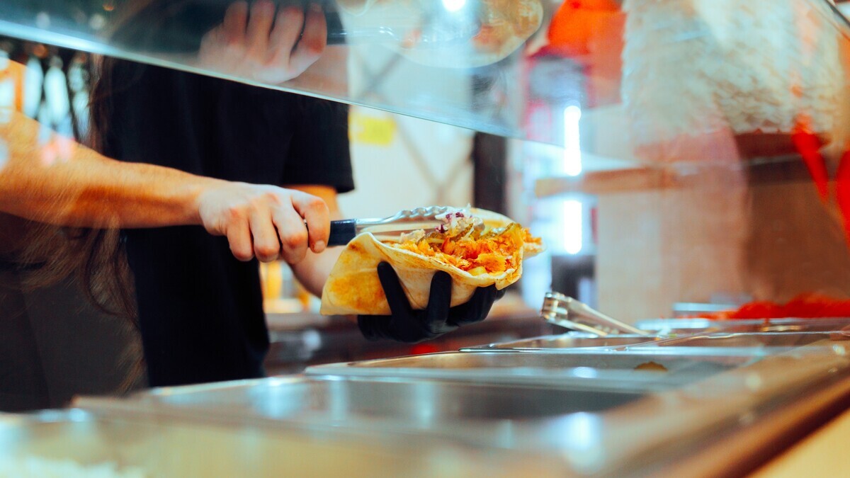 Осторожно, роллы! Эксперт — о скрытых опасностях популярной еды: даже шаурма лучший выбор