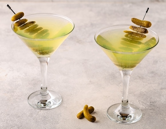 Коктейли с "перчинкой", матча и рассол: стали известны самые популярные напитки у "зумеров"