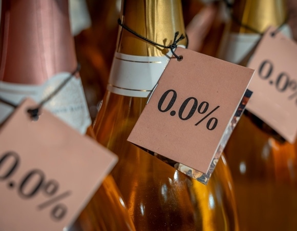 От трезвости к зависимости? Эксперты рассказали правду о напитках-"нулевках"