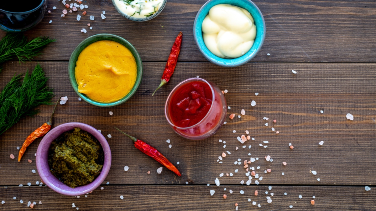 Секреты хранения соусов: как не отравиться кетчупом и оживить "уставший" майонез