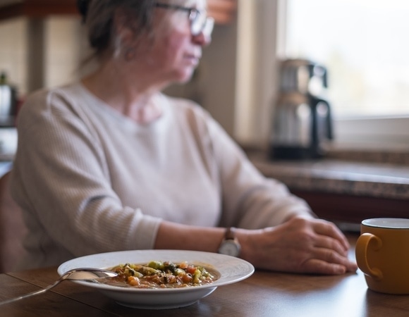 Ученые объяснили, как поздний завтрак может сократить жизнь пожилых людей