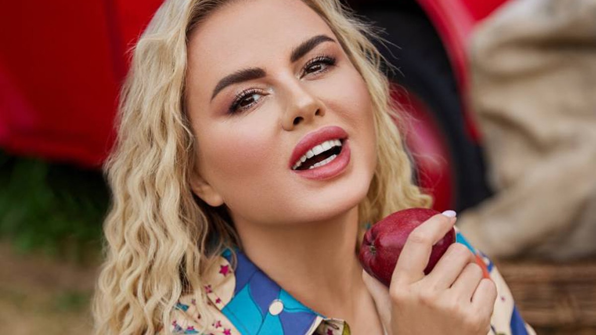 "Нагоняй даже за яблоко": Анна Семенович призналась, что студенткой жила "на контейнерах" и мечтала о сосисках в тесте "Нагоняй даже за яблоко": Анна Семенович призналась, что студенткой жила "на контейнерах" и мечтала о сосисках в тесте