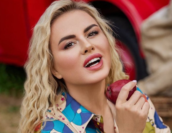 "Нагоняй даже за яблоко": Анна Семенович призналась, что студенткой жила "на контейнерах" и мечтала о сосисках в тесте