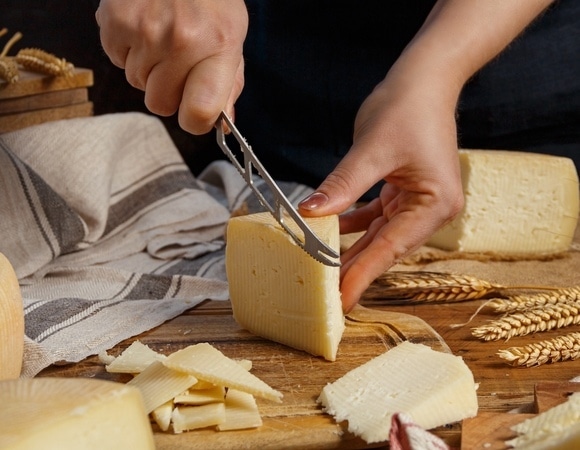Шеф-повар объяснила, как правильно резать твердый сыр, чтобы не пораниться Шеф-повар объяснила, как правильно резать твердый сыр, чтобы не пораниться