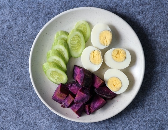 Сырая и приготовленная пища по-разному влияет на микробиом: какие продукты для человека полезнее