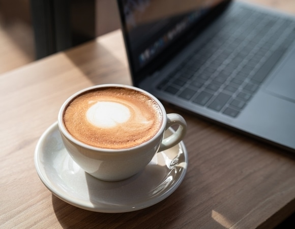 Кофе — эликсир радости: как чашка бодрости повышает уровень счастья Кофе — эликсир радости: как чашка бодрости повышает уровень счастья