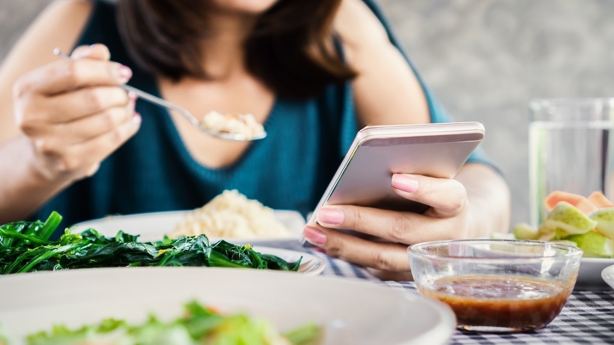 Хотите похудеть — не читайте! Психиатр объяснила, как тревожные новости толкают к перееданию 