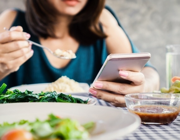 Хотите похудеть — не читайте! Психиатр объяснила, как тревожные новости толкают к перееданию Хотите похудеть — не читайте! Психиатр объяснила, как тревожные новости толкают к перееданию