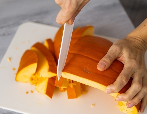 Забудьте про овощечистку: шеф-повар подсказал, как быстро справиться с жесткой тыквой Забудьте про овощечистку: шеф-повар подсказал, как быстро справиться с жесткой тыквой