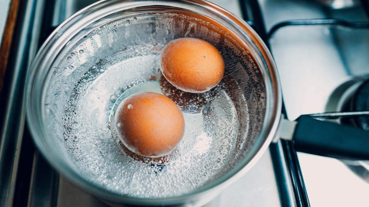 Скорлупа больше не трескается: 4 лайфхака для безупречной варки яиц 