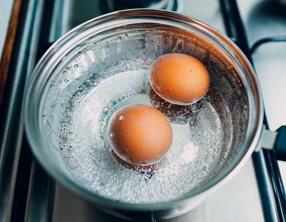 Скорлупа больше не трескается: 4 лайфхака для безупречной варки яиц 