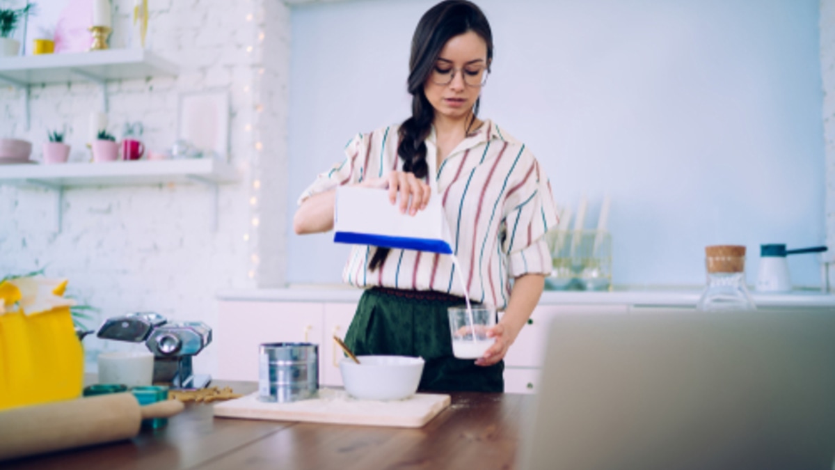 ​​​​​​​Берем стакан и ложку: эта шпаргалка выручит на кухне, когда нет весов или мерного стакана