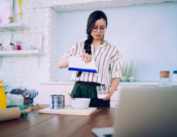 ​​​​​​​Берем стакан и ложку: эта шпаргалка выручит на кухне, когда нет весов или мерного стакана