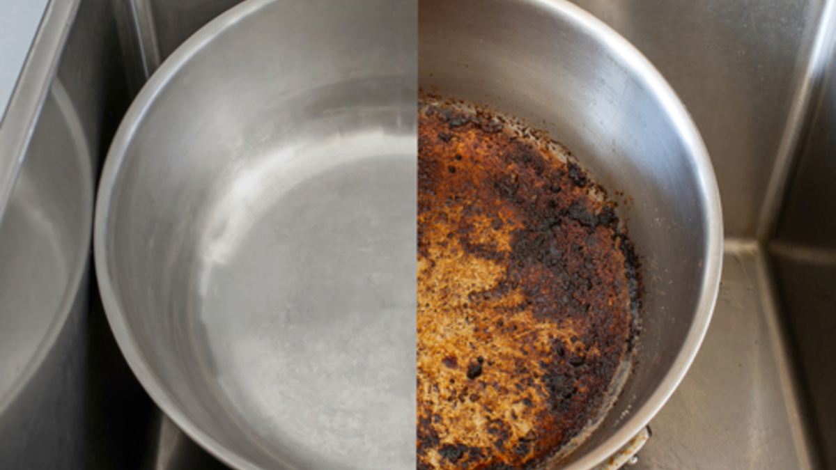 Ударное комбо против нагара и застаревшего жира: в Сети обсуждают лайфхак с газировкой и зубной пастой