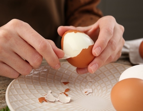 Почему нельзя варить только что купленные или собранные яйца?